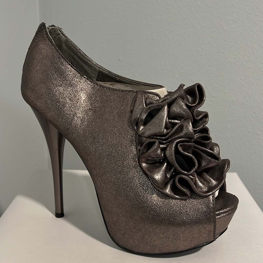 Qupid Ruffled Platform Bootie - Picture 5 of 15